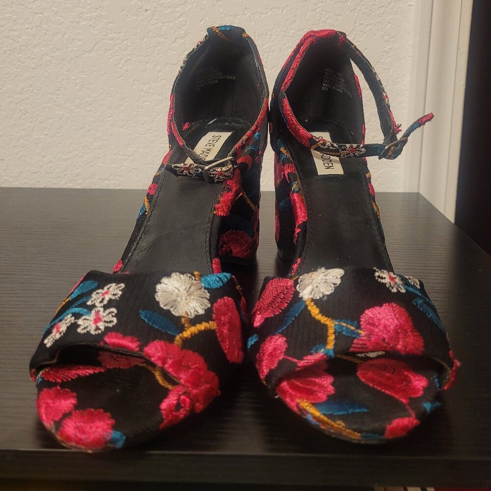 Steve Madden Embroidered Block Sandals